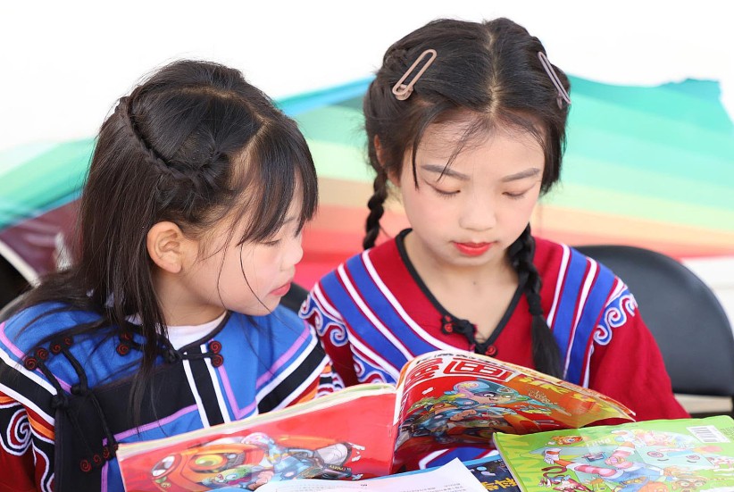 大关：“背篼”载书香 文化润心田